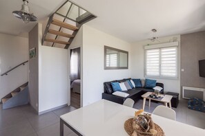 TV connectée, livres, chaîne hi-fi