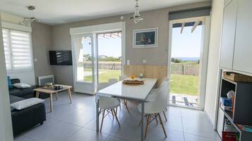 Smart TV, books, stereo