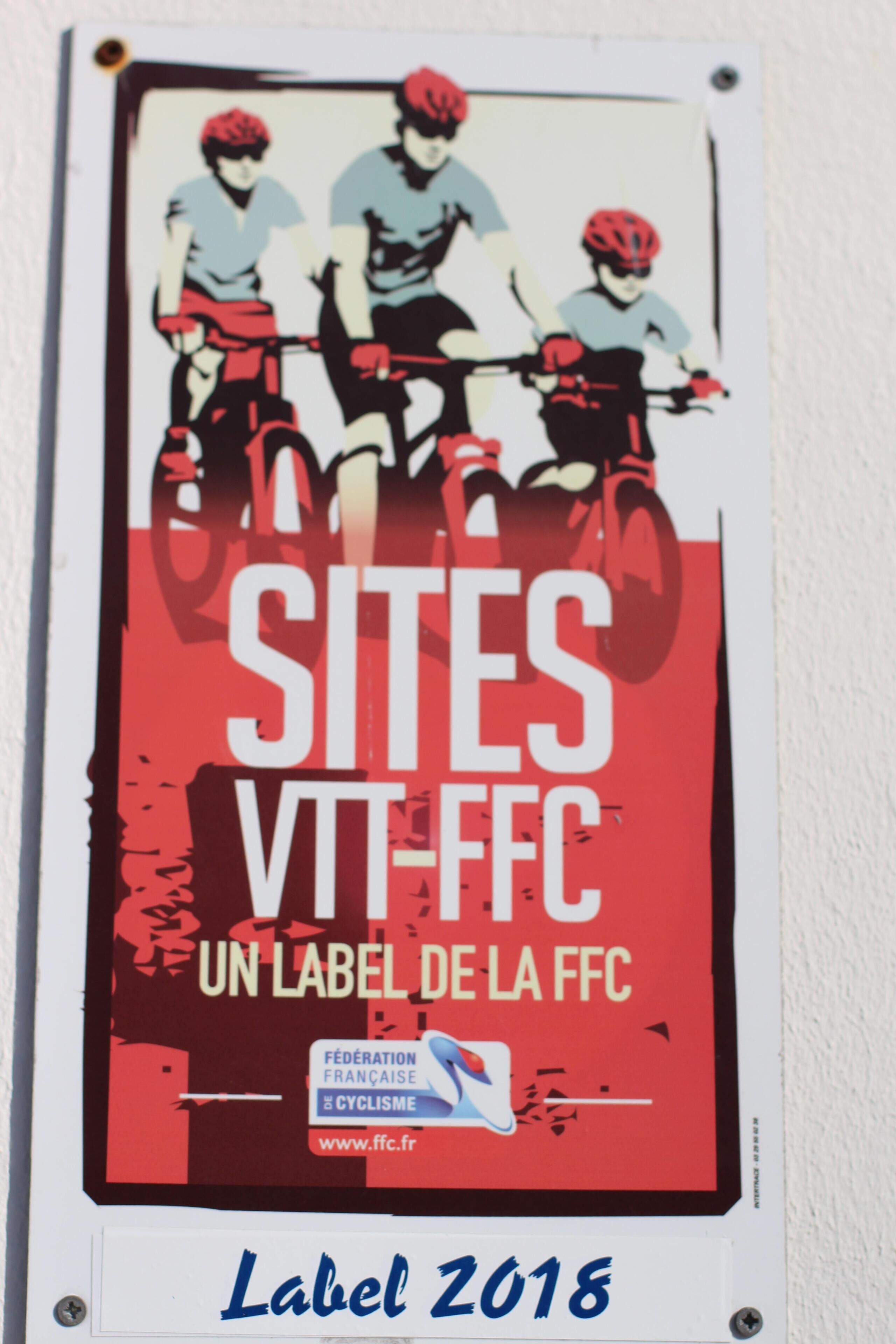 Ein Poster mit Radfahrern, rotem Hintergrund und dem Text 'Label 2018'.