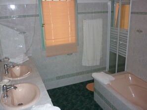 Combined shower/tub, hair dryer, towels, toilet paper - Sunny pastoral house (LA GARDE FREINET)