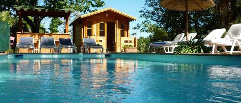 Utomhuspool och uppvärmd pool