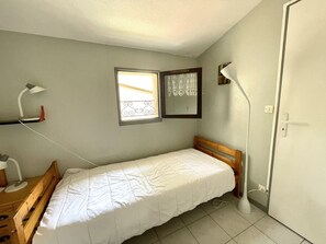 2 slaapkamers, een strijkplank/strijkijzer
