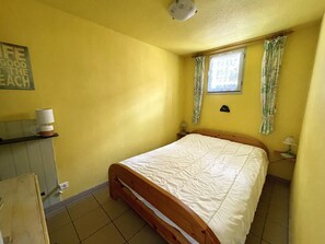 2 chambres, fer et planche à repasser