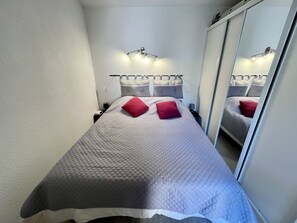 3 chambres, fer et planche à repasser