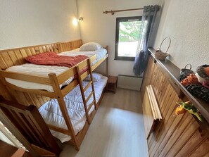 3 chambres, fer et planche à repasser