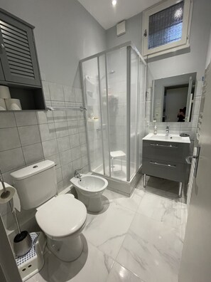 Douche, sèche-cheveux