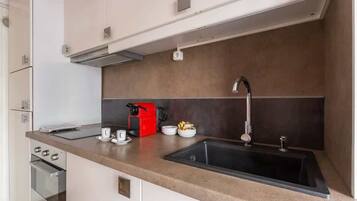 Fridge, microwave, oven, coffee/tea maker