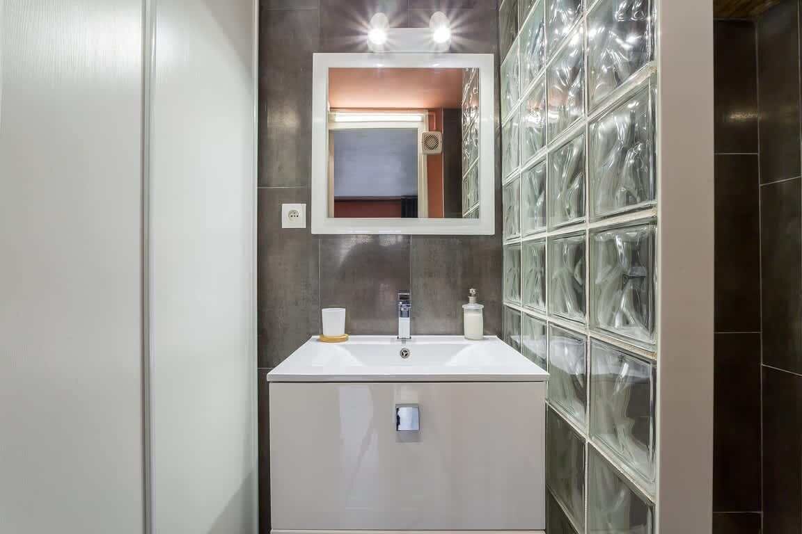 Douche, sèche-cheveux, serviettes fournies