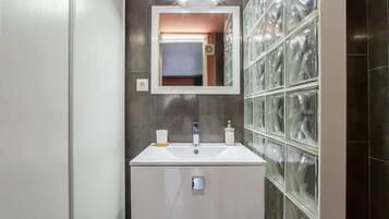 Douche, sèche-cheveux, serviettes fournies