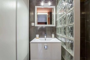 Dusj, hårføner og håndklær