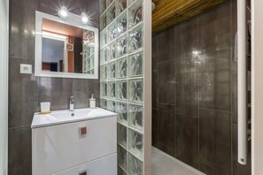 Shower, hair dryer, towels