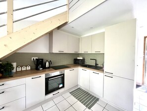 Kühlschrank, Mikrowelle, Ofen, Wasserkocher mit Kaffee-/Teezubehör