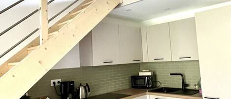 Réfrigérateur, micro-ondes, four, cafetière/bouilloire