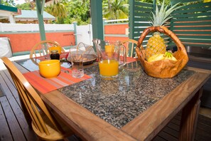 Outdoor dining - 5 minutes from the most beautiful beaches in the south (Sainte anne)