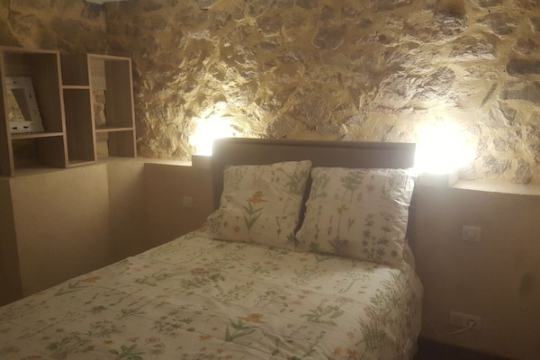 Chambre Grand lit double pierre apparente de charme