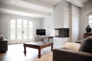 Smart-TV, peis, DVD-spiller og bordtennis