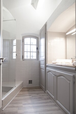 Combined shower/tub, hair dryer, towels