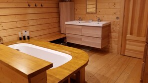 Badewanne, Haartrockner, Handtücher