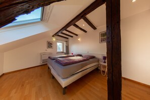10 bedrooms, desk, iron/ironing board, WiFi (free)