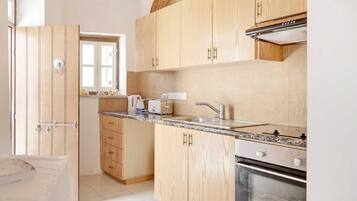 Traditional House, 1 Bedroom | Private kitchen | Fridge, oven, stovetop, electric kettle