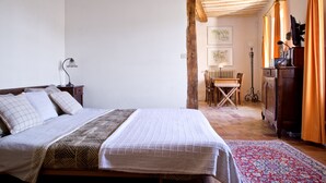 A bedroom with a bed, a desk, and a chair. - Spacious Mas 18th century,for 10 persons,  private pool, near Uzès (Belvézet)