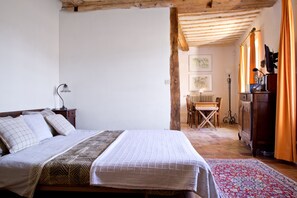 5 bedrooms, iron/ironing board, WiFi, bed sheets