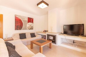 Televisión de pantalla plana y chimenea 