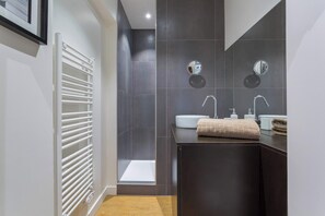 Shower, hair dryer, towels