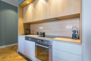 Frigorífic, forn, rentaplats i cafetera i tetera 