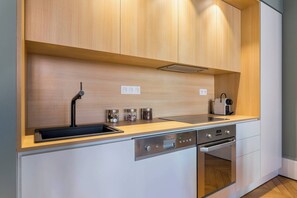 Kylskåp, ugn, diskmaskin och kaffe- och tebryggare