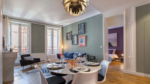 A dining area with a round table set for four, surrounded by modern chairs. - Confort - Furnished apartment - Downtown Lyon (Lyon)