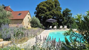 Una piscina al aire libre, una piscina climatizada