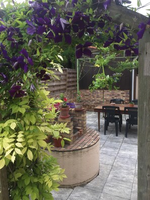Outdoor dining - Chantilly (Dinner and breakfast available, electric car recharging stations)  (Noyers)
