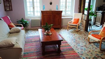 TV, fireplace, DVD player, books