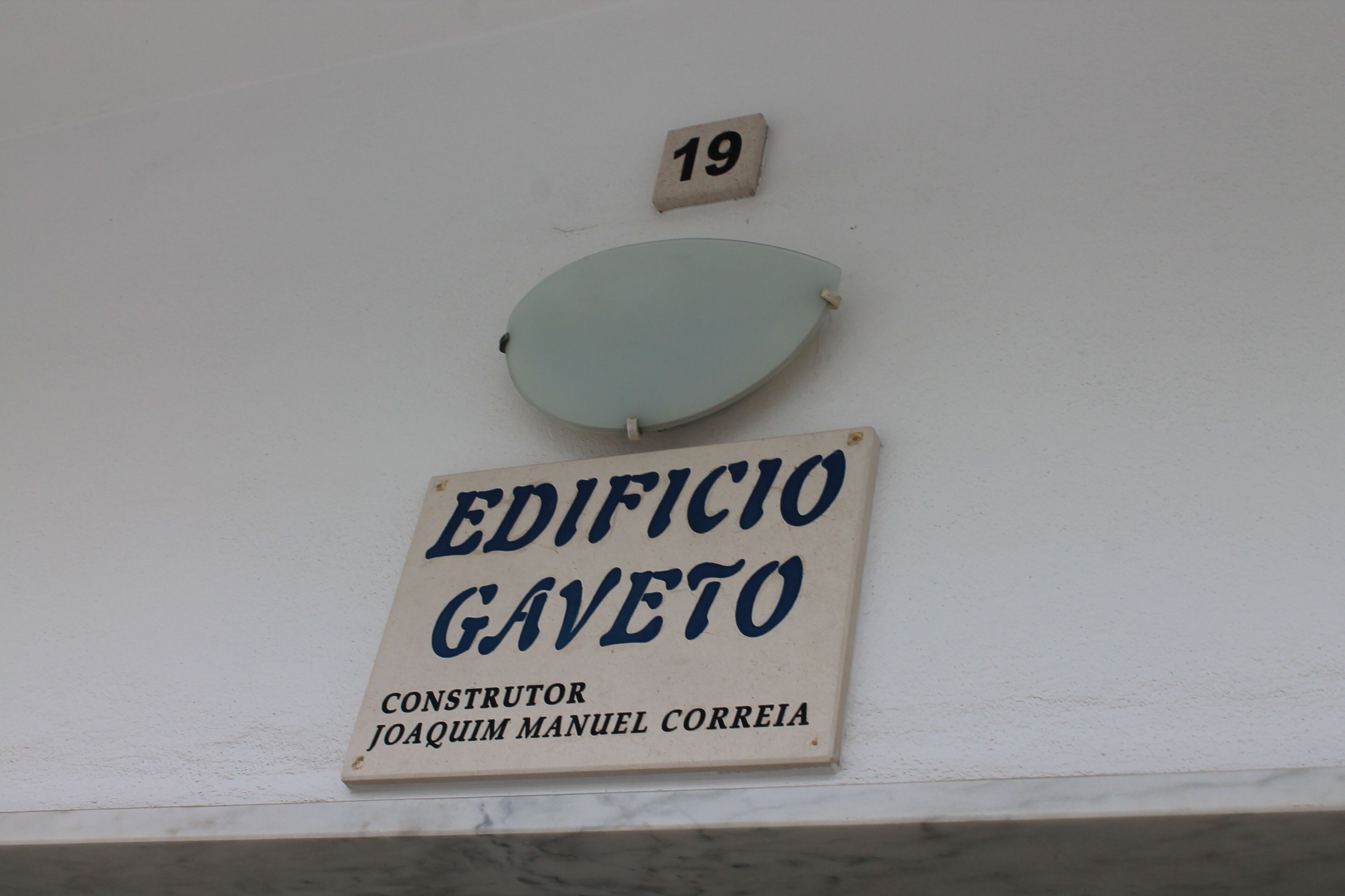 Un letrero de edificio con el nombre 'EDIFICIO GAVETO' y debajo, el nombre 'JOAQUIM MANUEL CORREIA'.