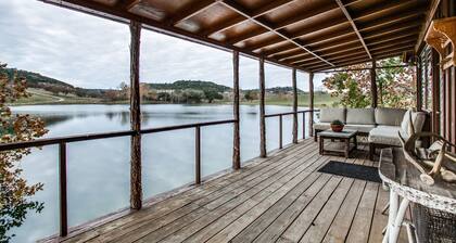 Yksityinen järvihytti 120 hehtaarilla, 4. 5 mailin päässä Boernesta