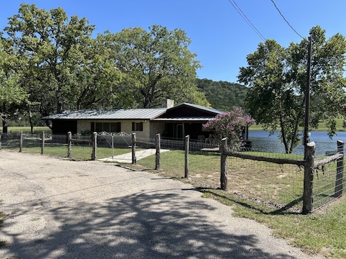 Private cabin on 10 acre lake with great bass fishing, 4.5 miles from Boerne