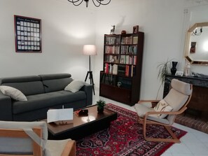 Tv, dvd-afspiller, bøger, stereoanlæg