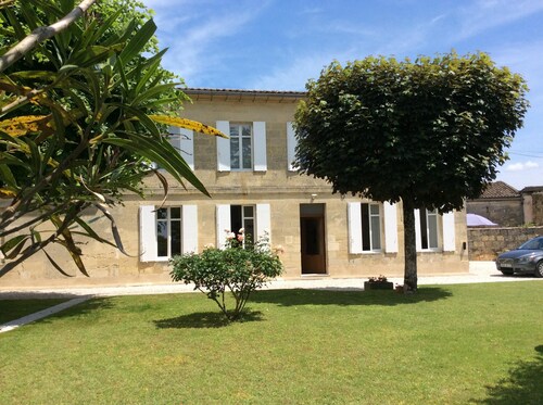 Logis de Villemaurine Gîte Stone house*** in the heart of St Emilion 2 to 8 pers.