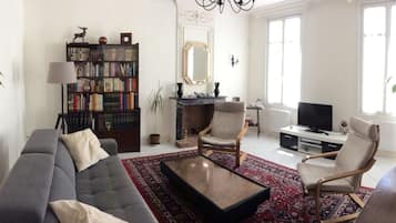 TV, DVD player, books, stereo
