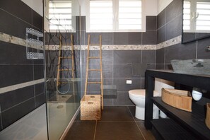 Dusche, Haartrockner, Handtücher