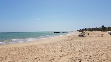 Una playa cerca, sillas reclinables de playa