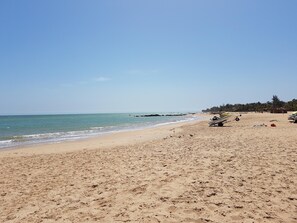 Beach nearby, sun loungers - Beautiful Riad Villa with Private Pool, Near Beach, Wifi (Saly)
