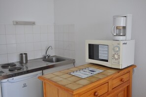 Réfrigérateur, micro-ondes, plaque de cuisson, cafetiÚre/bouilloire