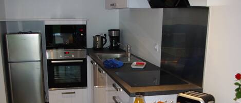 Kjøleskap, mikrobølgeovn, ovn og kokeplater