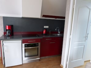 Réfrigérateur, micro-ondes, four, plaque de cuisson