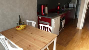 Een koelkast, een microgolfoven, een oven, een kookplaat