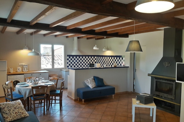 Salon (le canapé, la banquette et la cheminée)