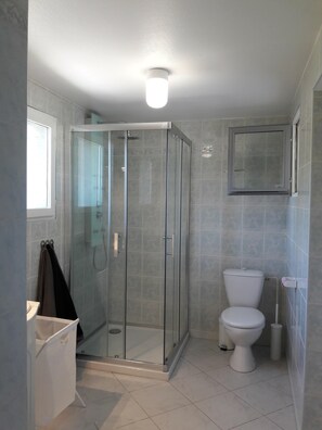 Shower, hair dryer, towels - At the farm, at Marguerite's (Caussade)