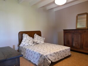 2 bedrooms, desk, iron/ironing board, free WiFi - At the farm, at Marguerite's (Caussade)